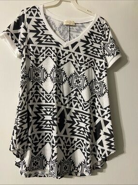 Avery Black & White Geometric V-Neck Tunic NWOT